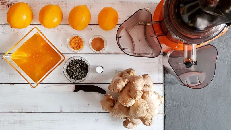Succo di zenzero con miele, limone, tè verde, curcuma, cannella e menta